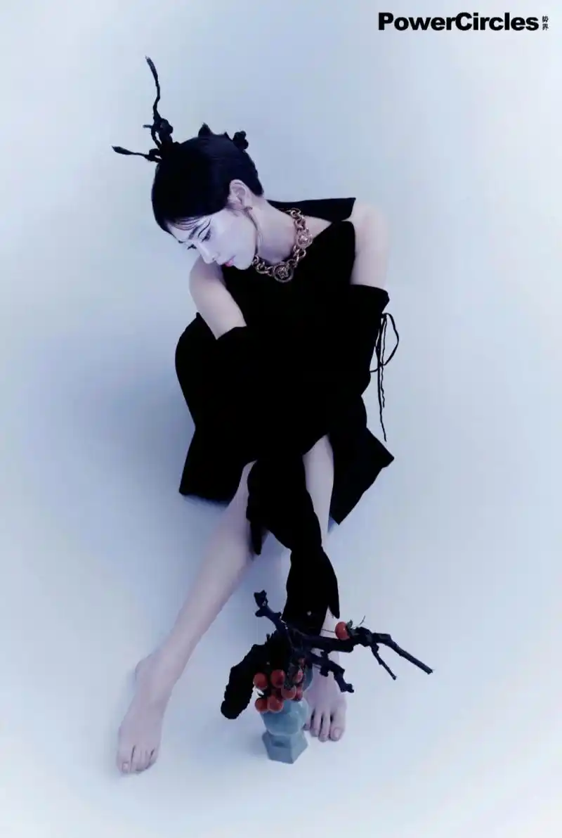 歌手许佳琪光脚拍摄写真集,2023年,许佳琪参加微博音乐盛典并获得年度