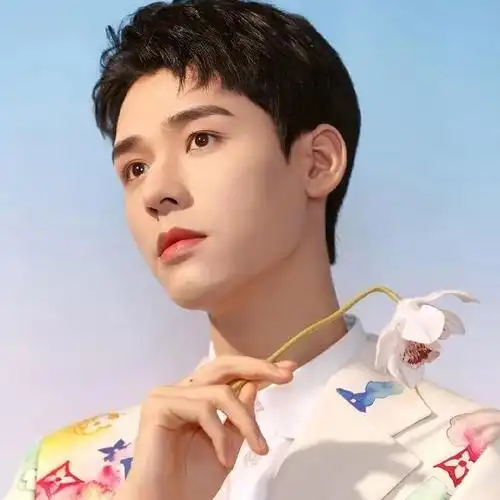 最近很火的男明星龚俊这款三七分侧背短发就很适合夏天,整体造型看