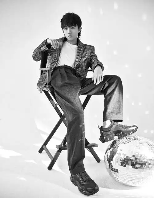 王俊凯日系发型写真曝光 惊喜诠释造型驾驭能力_凤凰网娱乐_凤凰网