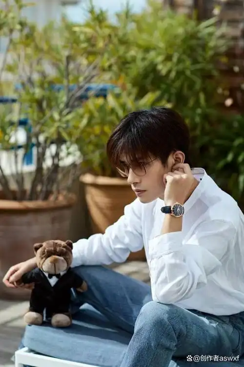 易烊千玺戛纳慵懒随拍 白衬衫墨镜造型酷帅有型