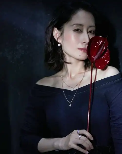 44岁刘敏涛更高调了穿衬衫长裙配黑色长筒靴脚踢墙上好霸气