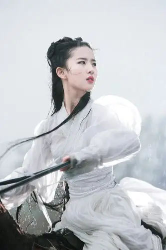 雨中一袭白衣骑马,神仙姐姐出尘脱俗,仙气逼人