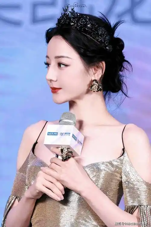 迪丽热巴参加品牌活动最新造型,鎏金裙搭配盘发,美神降临啦
