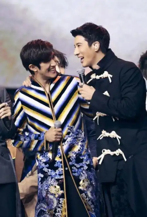 王力宏李治廷罕见同框,同穿中式礼服,网友:傻傻分不清