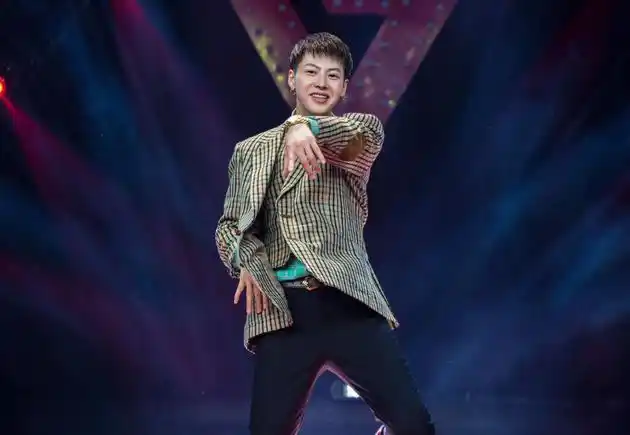 《快男》选手神似华晨宇 包小松:不选他终生抱憾