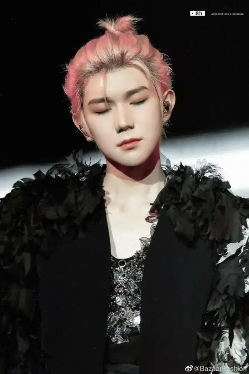 王源粉色双辫#粉色发色乖巧时尚,双辫造型又酷又帅,反差感满满!