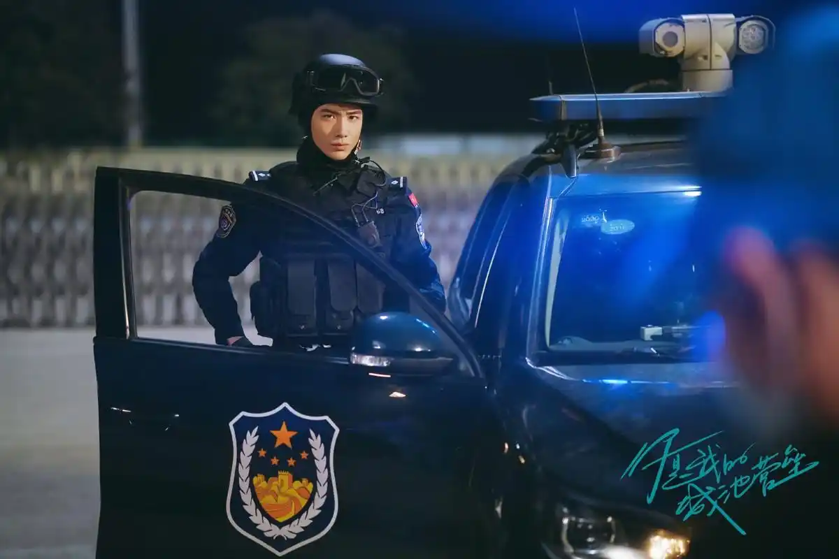 白敬亭演特警太有型被喊话把警服焊身上网友身材太好不好脱