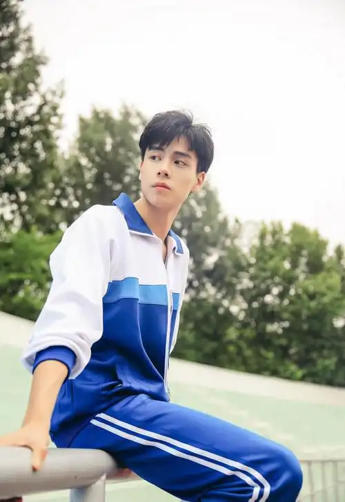 胡一天校服帅气写真图片 胡一天图片