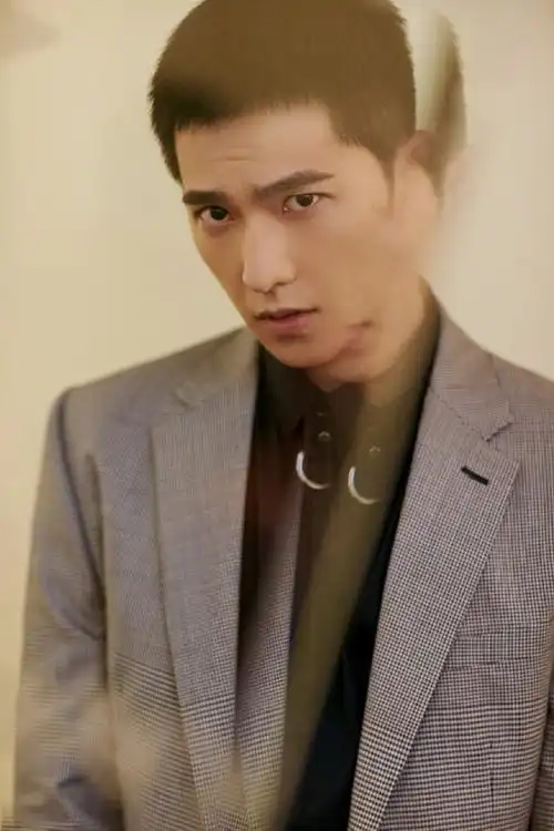 原创杨洋最新款寸头造型亮相清爽干练发型尽显俊朗英气的型男魅力