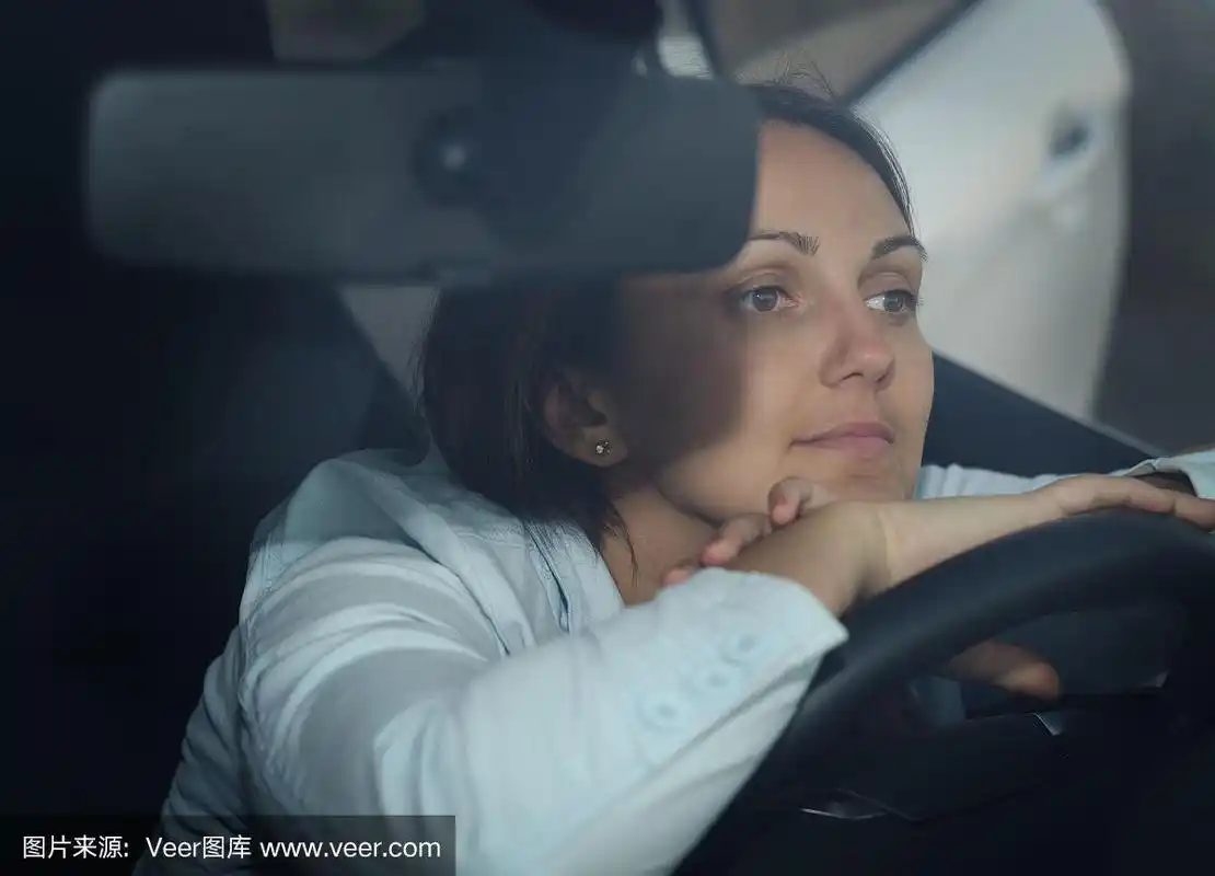 坐在车里等着的女人