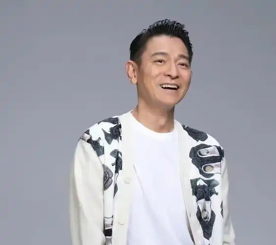 刘德华:出道40年帮助半个娱乐圈,筹款当众下跪,他活该红一辈子