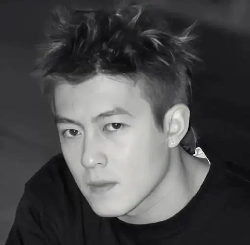 陈冠希头像希望所有俗套的祝福语都在她身上灵验我希望我的女孩一切都