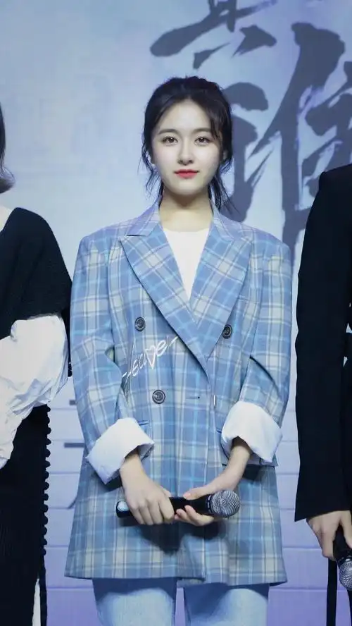 李兰迪瘦身成功!穿格纹外套配牛仔裤模样清纯,配色上清爽又高级