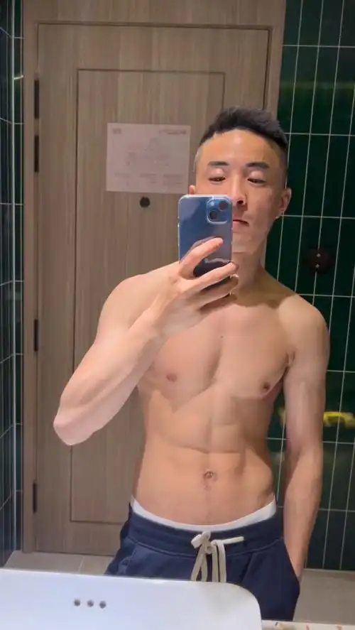 你想不想来摸摸这八块腹肌?