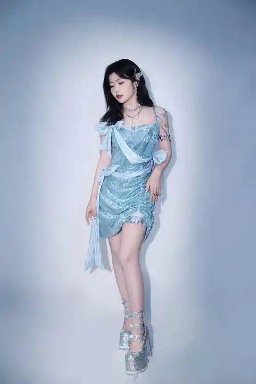 赖美云穿海蓝礼服又御又甜化身蝴蝶翩舞美腿诱人