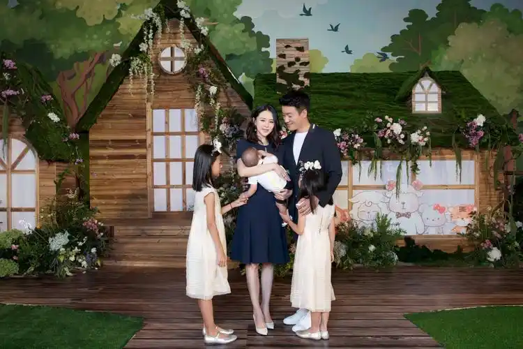 佟大为爱子百日宴 一家五口全家福曝光