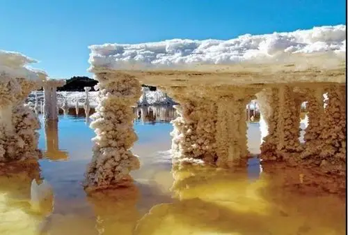 几亿年前,察尔汗盐湖曾是一片汪洋大海,后因地壳上升,海底裸露