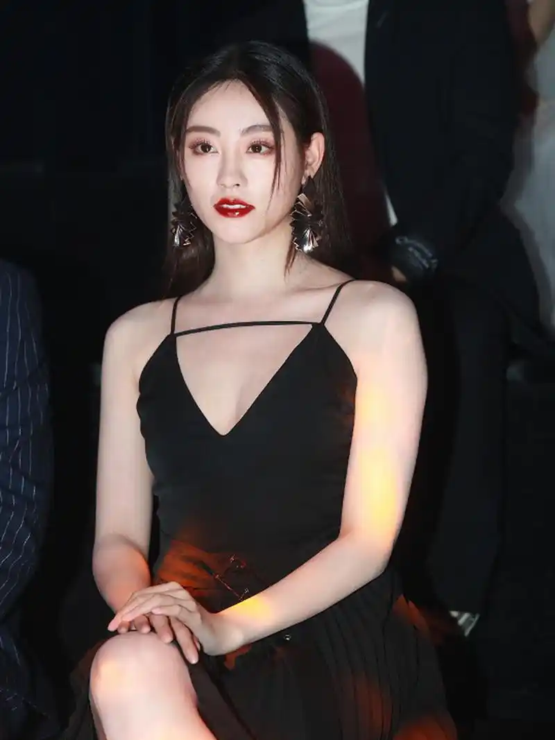 祝绪丹的黑色吊带裙