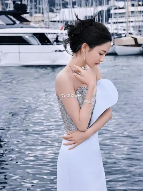 佟丽娅戛纳街头拿雪糕转圈自拍,40岁穿粉裙像少女一样可爱