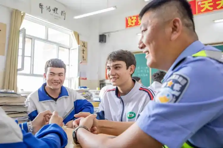 叶城县公安局交通管理大队副教导员王小琳和同事们来到叶城县第六中学