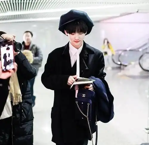 周震南穿女装上瘾?贝雷帽配马丁靴,chanel包包贵气逼人