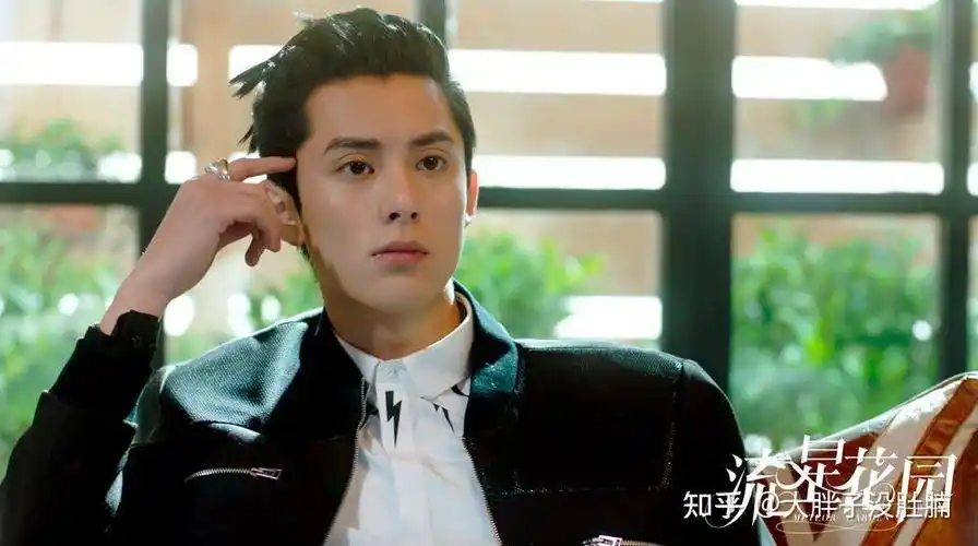 8万王鹤棣和秦岚在都会情感剧《理智派生活》中虽然上演了一段的相差