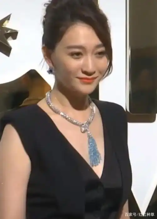 43岁李小冉参加活动,被无美颜镜头怼脸拍,这皮肤比90后都好!