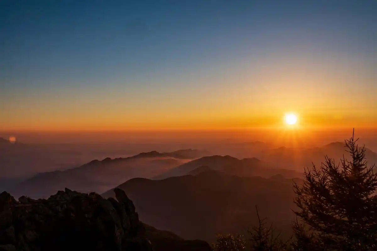 泰山日出:天将破晓时,位于泰山之巅,远眺东方,晨曦云朵由暗到亮,霞光