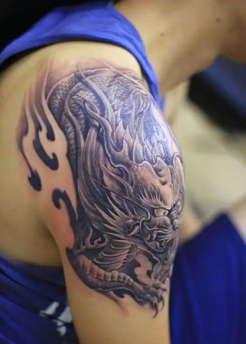 大臂具有男人味的传统邪龙纹身图案