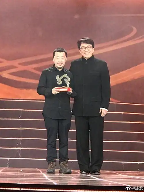 组图:成龙晒与景甜贾樟柯等人合照 自称见到老朋友很开心