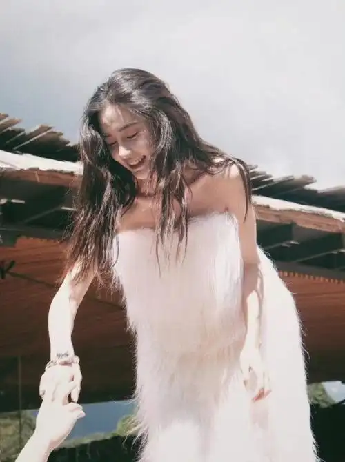 杨颖与朋友玩剧本杀抽烟被拍,吞云吐雾动作熟练,店家为此道歉