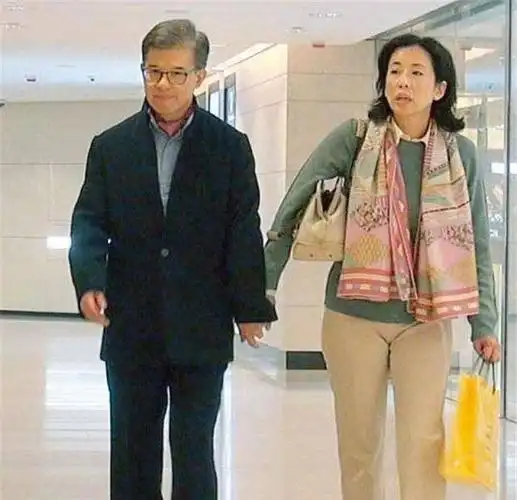 5月11日,有媒体拍到朱玲玲和老公罗康瑞外出约会,两个人打扮十分低调