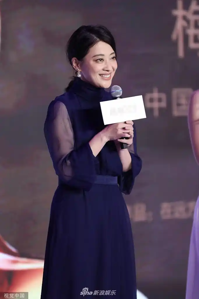 梅婷挽发穿蓝色长裙优雅端庄 一举一动尽显温柔气质