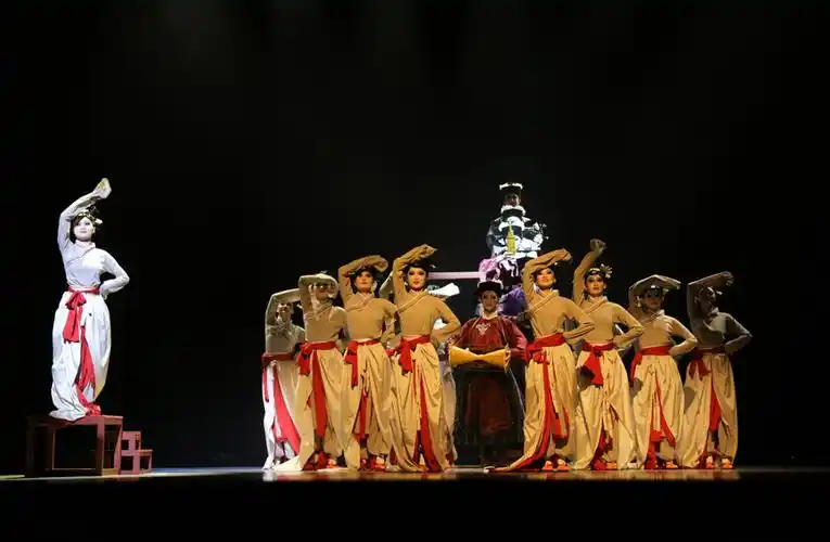 广西艺术学院舞蹈学院将毕业展演搬进社区