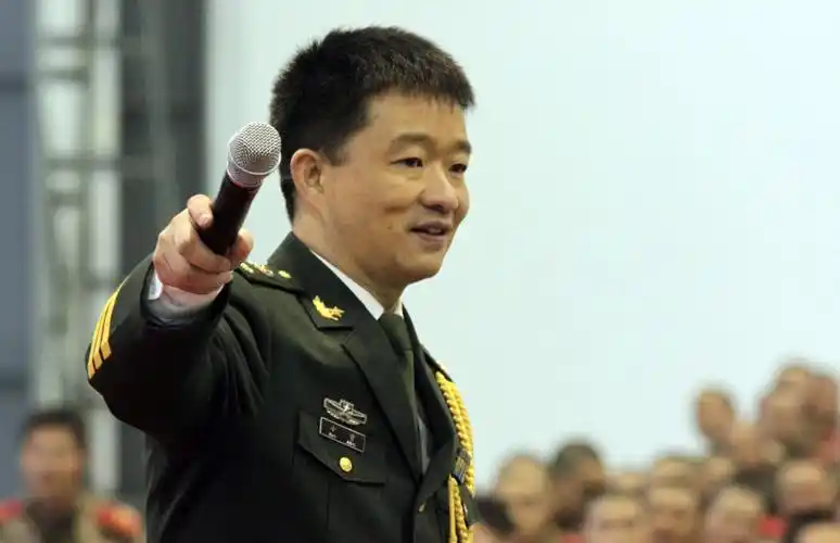 他是军营民谣创始人一首军中绿花唱哭所有军人