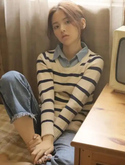 杨超越这脚太小了,感觉要挣脱鞋子的束缚了,走路都要小心翼翼!