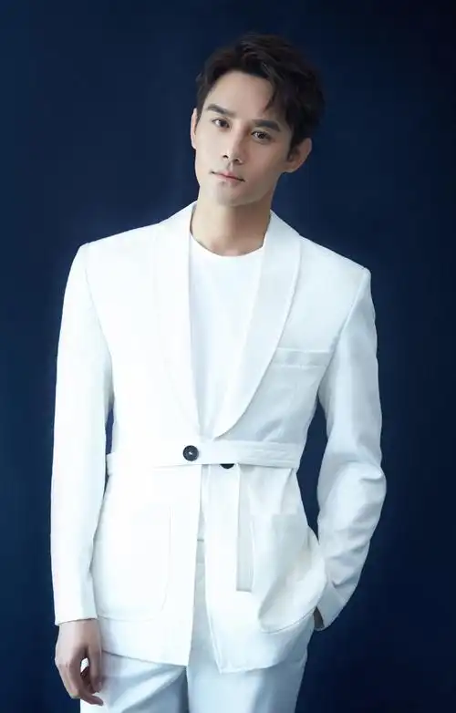 王凯白色西装帅气活动照图片