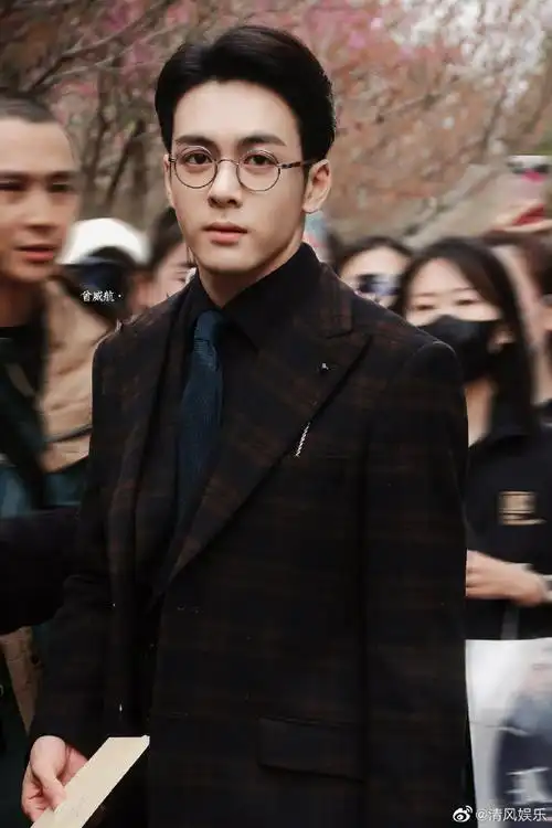 格纹西装 眼镜造型复古帅气,杀青大吉!#曾舜晞孤舟杀青路透