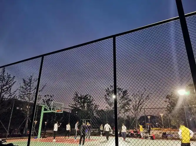 傍晚的篮球场是最热闹的了
