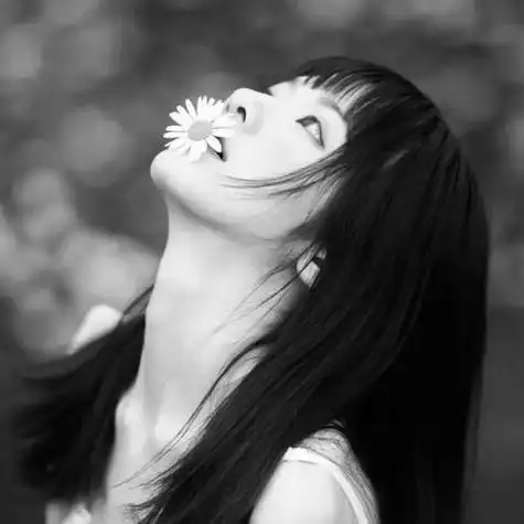 很火的黑白女头像 女生头像图片大全 -【爱个性】