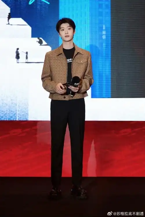 范丞丞喉结特写