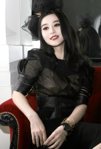 范冰冰十年前旧照曝光,一袭黑裙华丽又美艳,笑容迷人宛如初恋