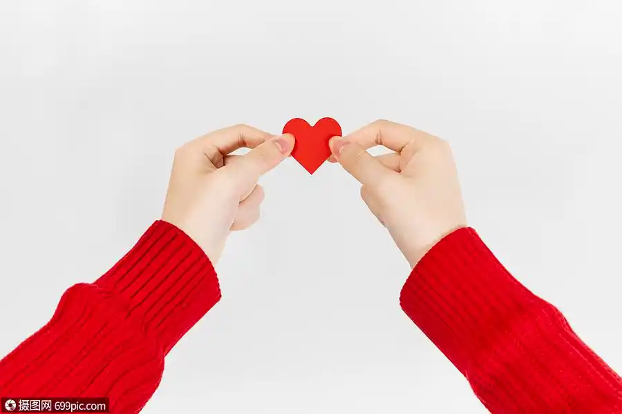 手拿爱心动作展示图片