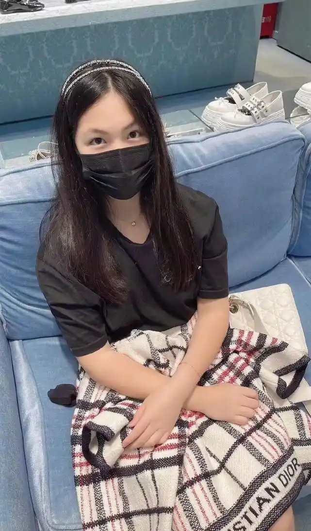 王诗龄最新亮相罕见接地气穿t恤短裤就上街背大包时尚感太牛