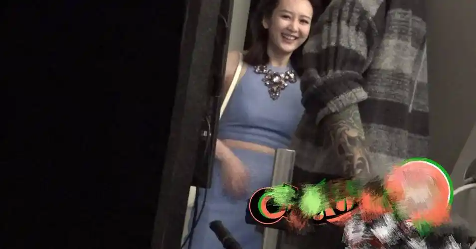 王鸥撒贝宁合体录综艺路透照曝光引热议王鸥穿着清凉近状超好