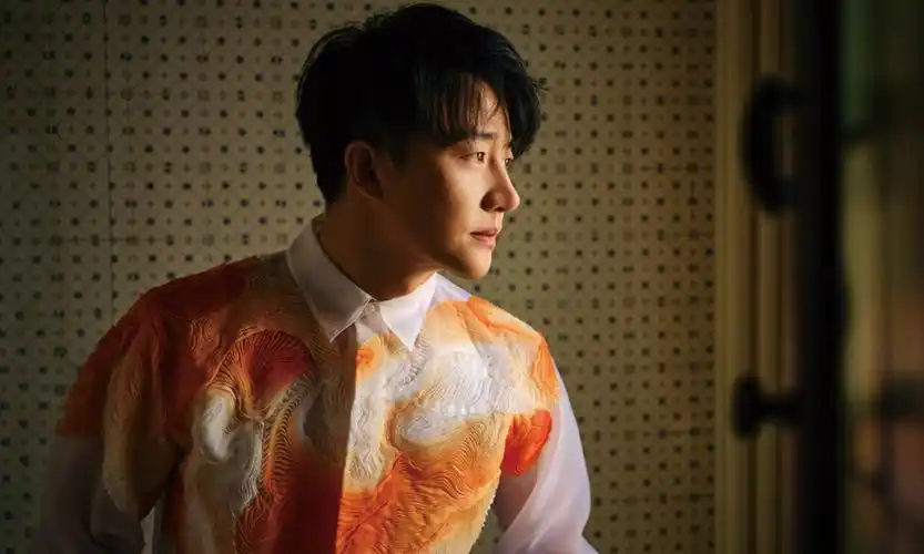 黄轩与abc女友穿情侣装住酒店,贴心帮拿水杯,传已过完天价大礼