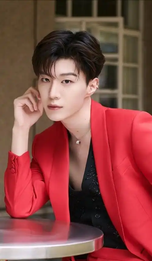 范丞丞红色西装