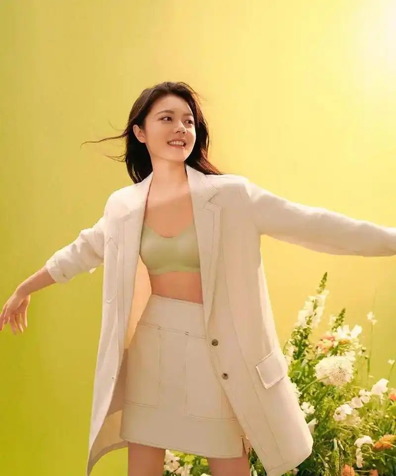 赵今麦出任有棵树品牌形象代言人,形象朝气阳光.