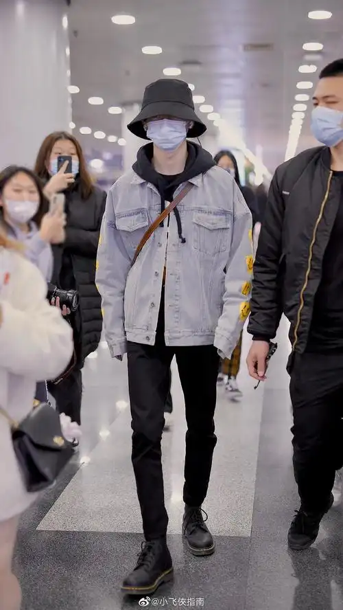 哇哇05马嘉祺微博之夜机场腿有点长呀