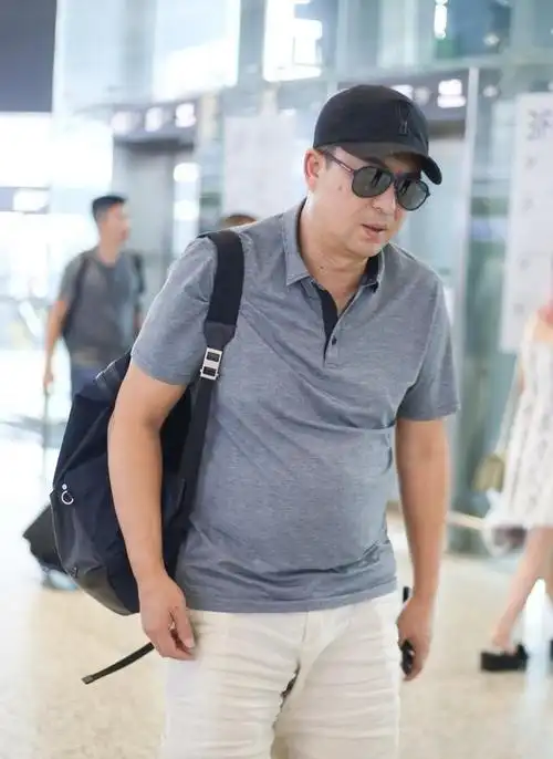大叔张嘉译从机场出来的照看了让人心疼